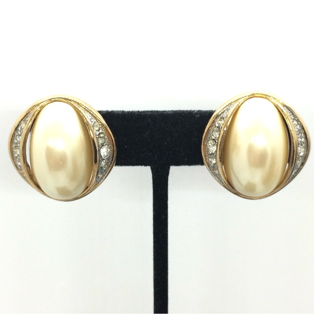 VINTAGE 80S PEARL GOLD TONE RHINESTONE CLIP EARRINGS LARGE RUNWAY MOGUL MOBWIFE